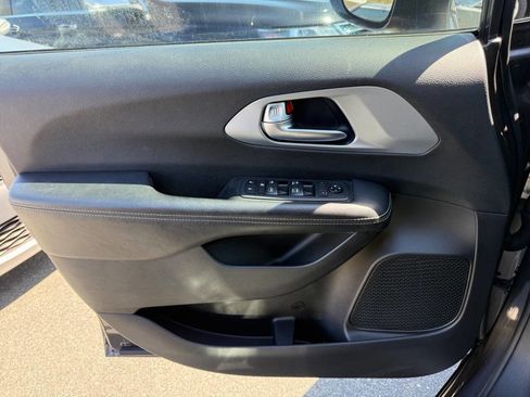 Used 2018 Chrysler Pacifica Touring-L image 21