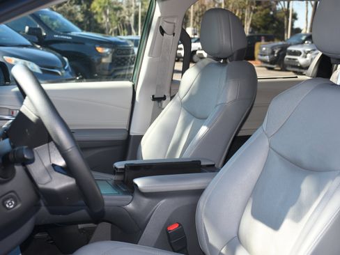 Certified 2023 Toyota Sienna Limited image 13