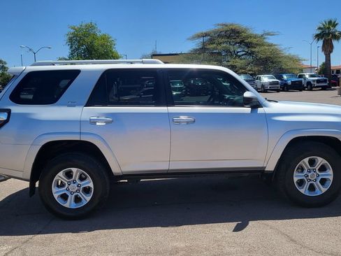 Used 2018 Toyota 4Runner SR5 AWD/4WD image 10
