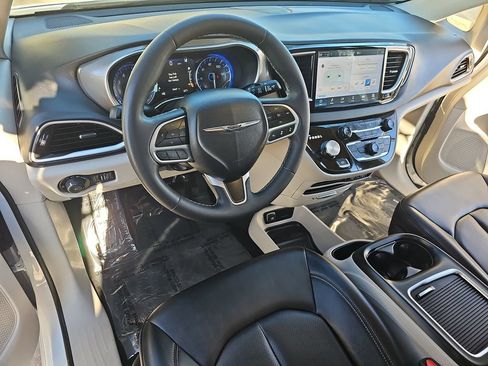 Used 2024 Chrysler Pacifica Touring-L image 17