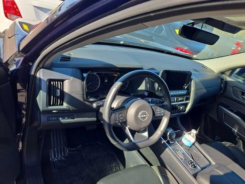Used 2025 Nissan Pathfinder SL AWD/4WD image 10