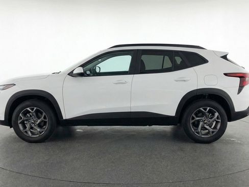 Used 2025 Chevrolet Trax LT FWD image 5