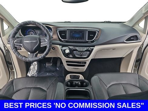 Used 2018 Chrysler Pacifica Touring-L FWD image 9
