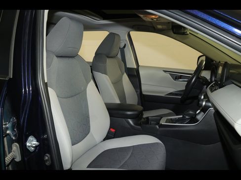 Used 2021 Toyota RAV4 XLE image 28