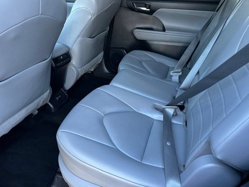 Used 2021 Toyota Highlander XLE FWD image 12