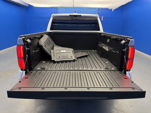 Used 2025 Toyota Tacoma TRD Sport AWD/4WD image 27