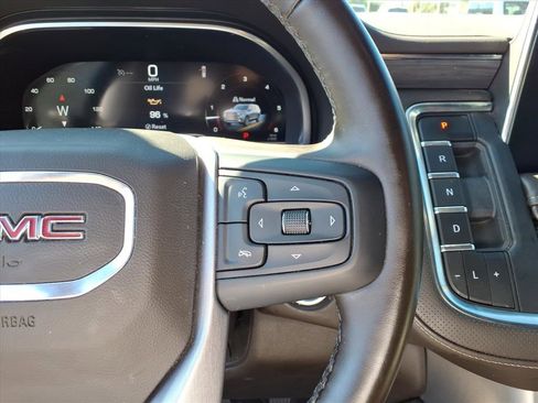 Used 2023 GMC Yukon XL SLT w/ SLT Premium Package image 12
