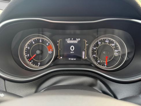Used 2019 Jeep Cherokee Latitude Plus w/ Cold Weather Group AWD/4WD image 14