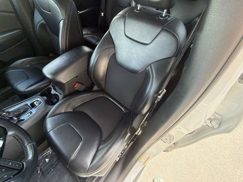 Used 2021 Jeep Cherokee Latitude Plus AWD/4WD image 14