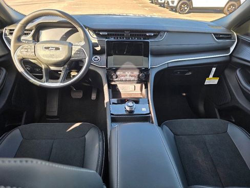 New 2025 Jeep Grand Cherokee Altitude image 2