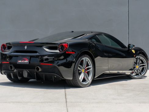 Used 2018 Ferrari 488 GTB RWD image 7