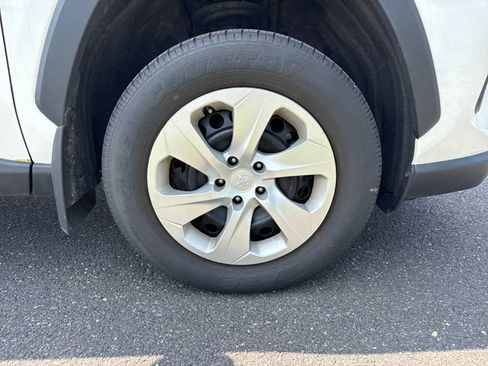 Used 2022 Toyota RAV4 LE AWD/4WD image 11