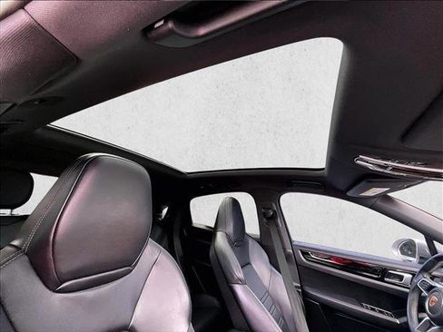 Used 2021 Porsche Cayenne Coupe image 17