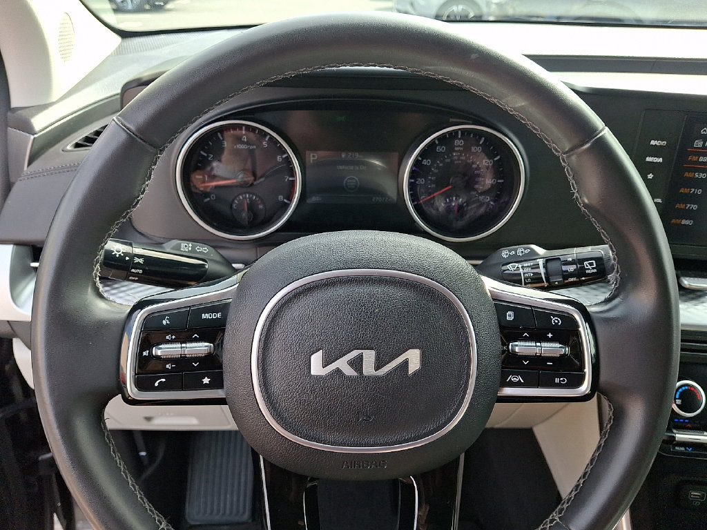 Used 2024 Kia Carnival LX FWD image 19