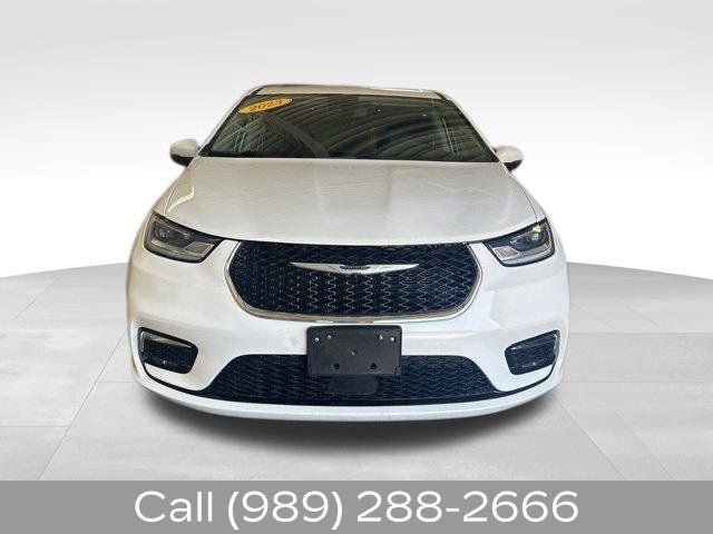 Used 2023 Chrysler Pacifica Touring-L FWD image 2