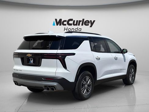 Used 2025 Chevrolet Traverse LT AWD/4WD image 3