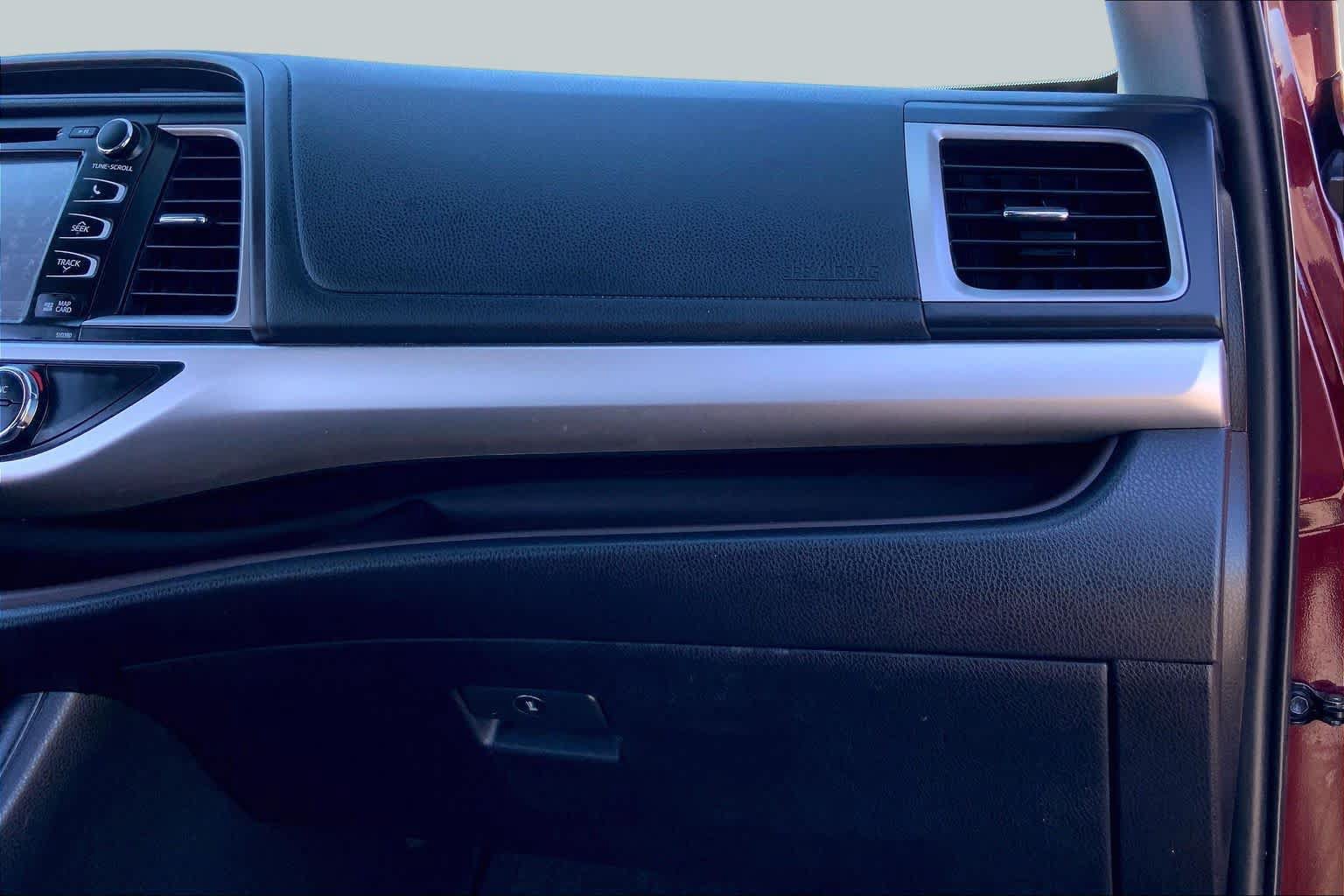 Used 2019 Toyota Highlander XLE FWD image 18