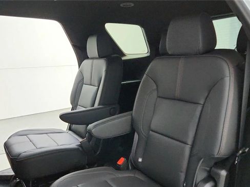 Used 2023 Chevrolet Traverse RS FWD image 46