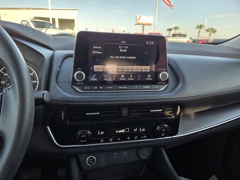 Used 2022 Nissan Rogue SV image 29