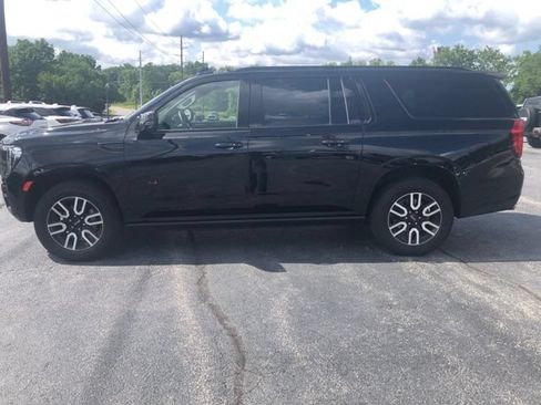 Used 2023 GMC Yukon XL AT4 w/ Technology Package AWD/4WD image 2