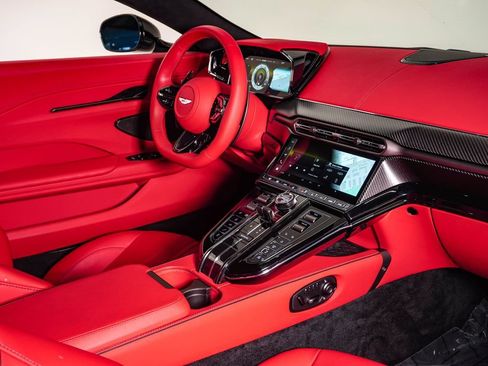 Used 2025 Aston Martin V8 Vantage Coupe RWD image 16