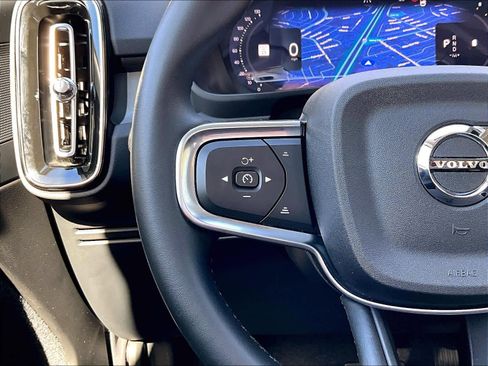 Used 2025 Volvo XC40 B5 Plus image 21