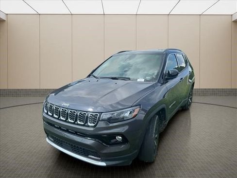Used 2024 Jeep Compass Limited AWD/4WD image 2