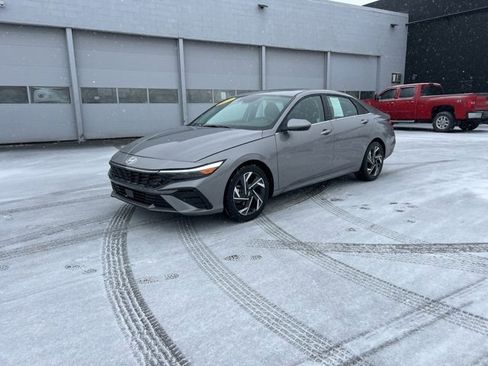 Used 2025 Hyundai Elantra SEL image 19