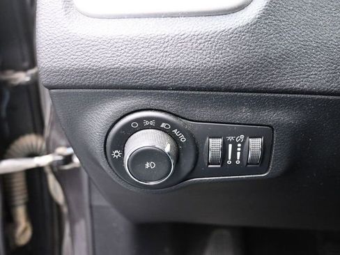 Used 2018 Jeep Compass Latitude FWD image 17