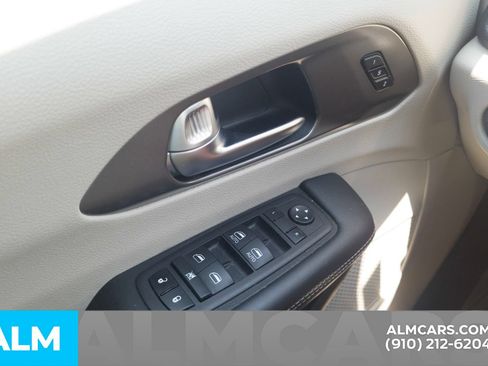 Used 2023 Chrysler Pacifica Touring-L FWD image 33
