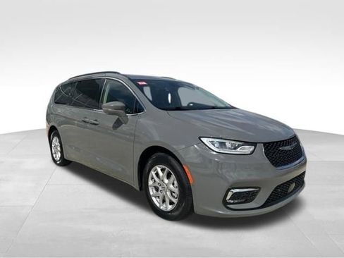 Used 2022 Chrysler Pacifica Touring-L w/ Uconnect Theater Family Group image 9