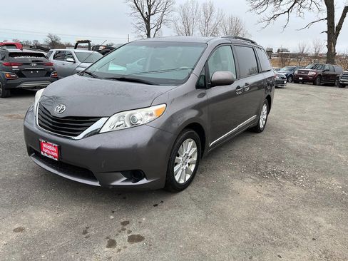Used 2014 Toyota Sienna LE image 1