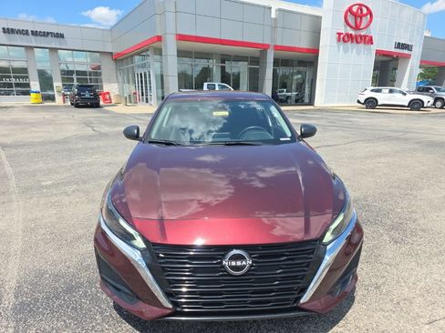 Used 2025 Nissan Altima 2.5 SV FWD image 2