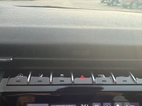 Used 2023 Jeep Grand Cherokee L Laredo image 27