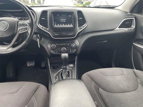 Used 2019 Jeep Cherokee Latitude w/ Cold Weather Group image 12