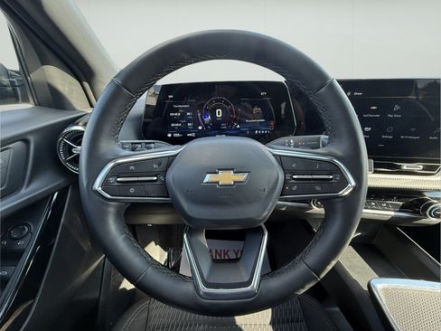 Used 2025 Chevrolet Equinox LT AWD/4WD image 16