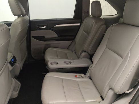 Used 2019 Toyota Highlander XLE image 18