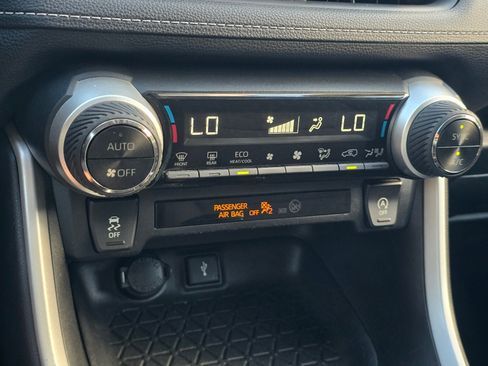 Used 2021 Toyota RAV4 XLE AWD/4WD image 19