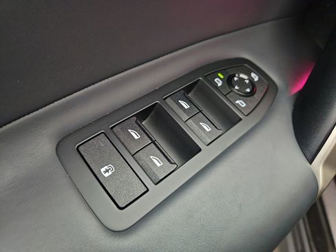 Used 2022 BMW iX xDrive50 w/ Premium Package image 17