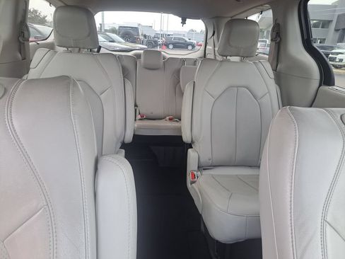 Used 2021 Chrysler Pacifica Touring-L FWD image 35