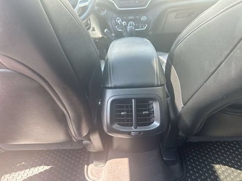 Certified 2022 Jeep Cherokee Latitude w/ Sun & Sound Group AWD/4WD image 22