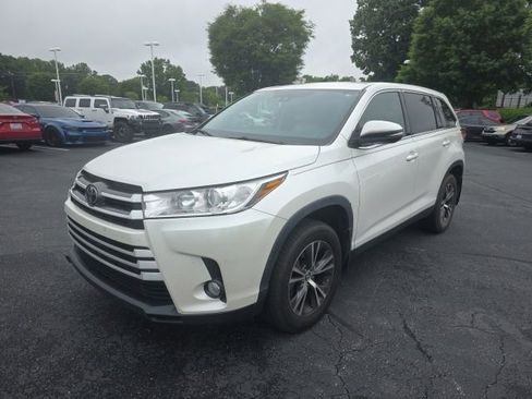 Used 2019 Toyota Highlander Plus AWD/4WD image 4