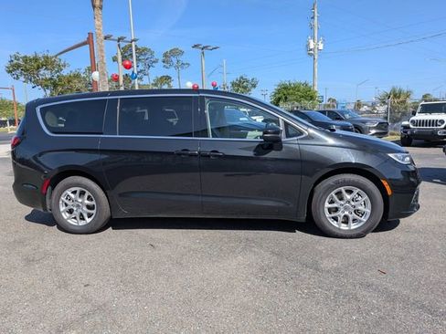 Used 2023 Chrysler Pacifica Touring-L image 2