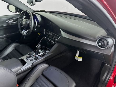 Used 2024 Alfa Romeo Giulia Veloce image 32
