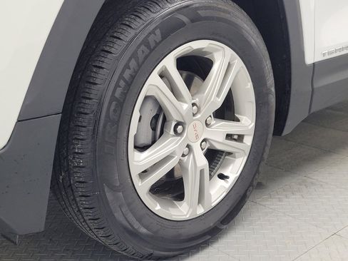 Used 2024 GMC Terrain SLE image 31