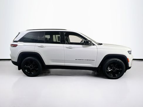 Used 2023 Jeep Grand Cherokee Limited w/ Black Appearance Package AWD/4WD image 4