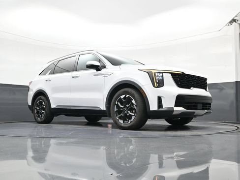 Used 2024 Kia Sorento S FWD image 19