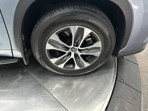 Used 2022 Toyota Highlander XLE AWD/4WD image 9