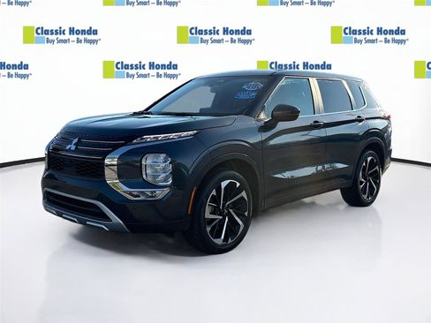 Used 2024 Mitsubishi Outlander SE image 3