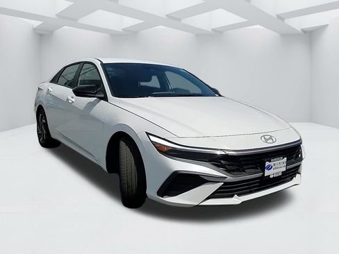 New 2025 Hyundai Elantra SEL image 3